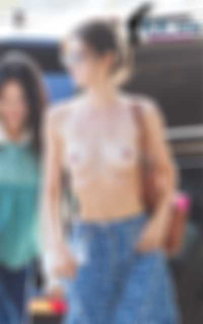 Danielle - public nude