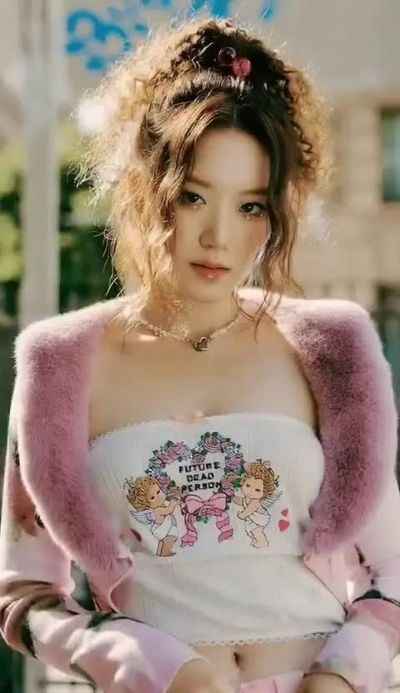 Shuhua - shows boobs