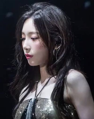 Taeyeon - shows tits