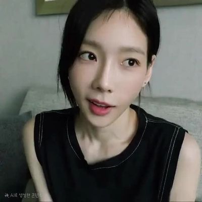 Taeyeon - shows tits