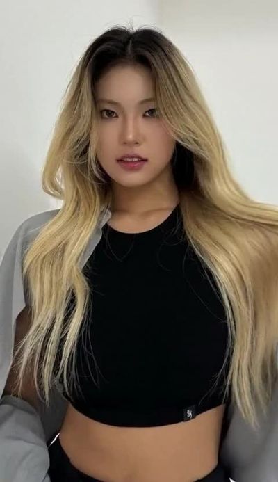 Yel - shows tits