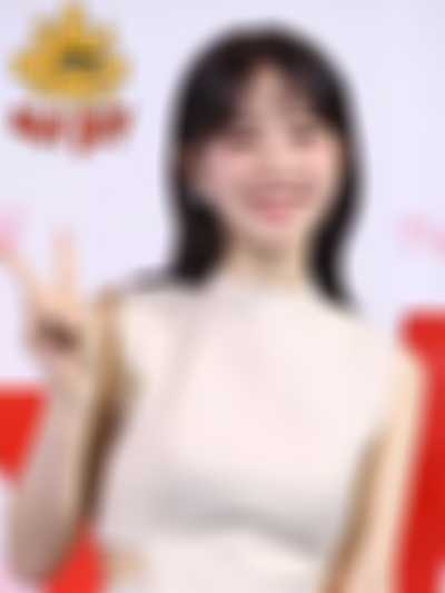 Park Bo-Young - shows tits