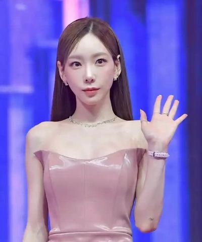 Taeyeon - shows tits