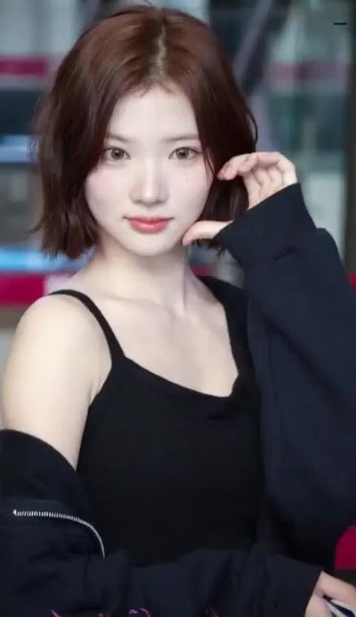 Jiwoo - shows tits