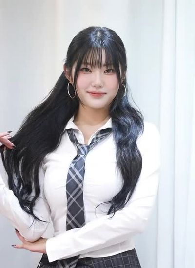 Yel - shows tits