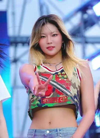 Yel - shows tits