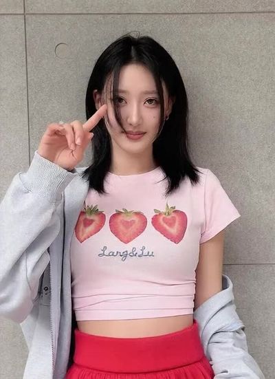 Hwiseo - shows tits