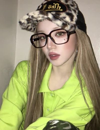 Yuqi - gives footjob