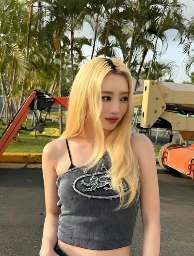 SuA - shows tits
