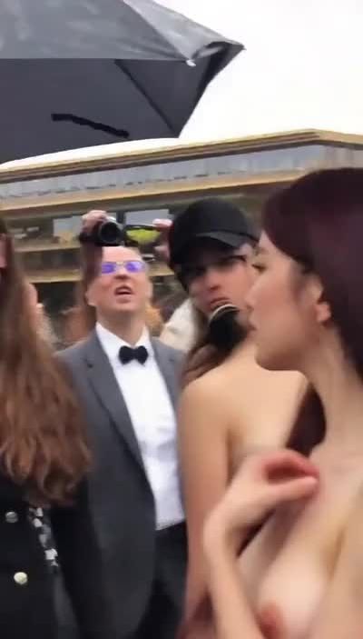 Suzy - public nude