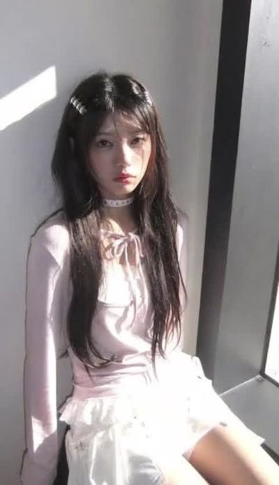 Moka - shows tits