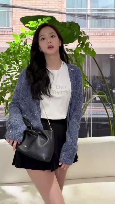 Jisoo - shows boobs