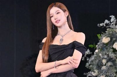 Sana - shows boobs