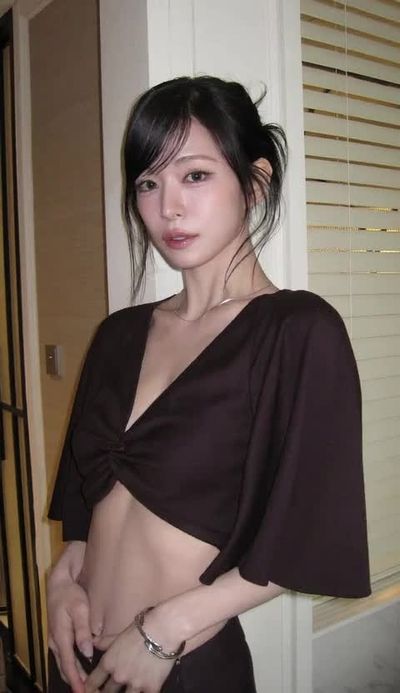 Chaeyoung - shows tits