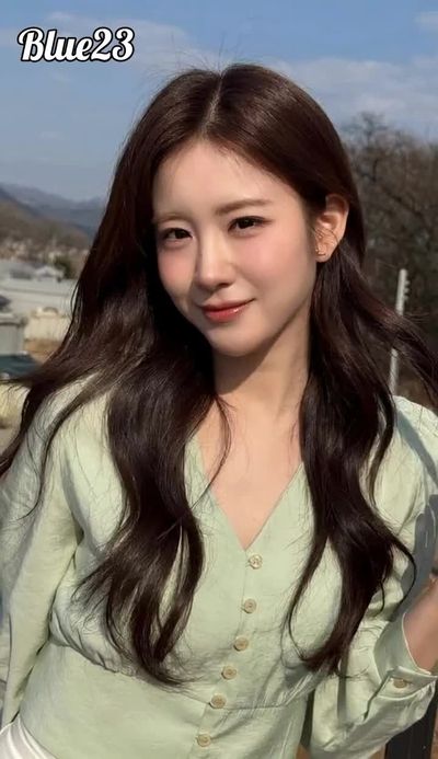 Wooyeon - shows tits