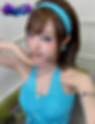 Yena - shows tits