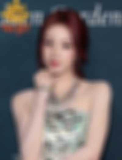 Yuqi - shows tits