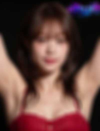 Yena - shows tits