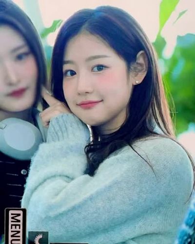 Yewon - kissing