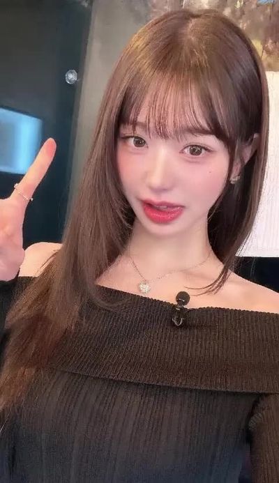 Wonyoung - shows tits