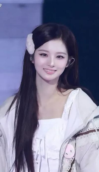 Sullyoon - shows tits