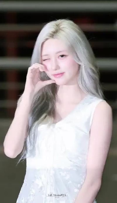 Gaeul - shows tits