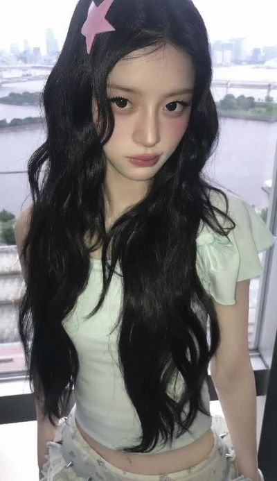 Minju - shows tits
