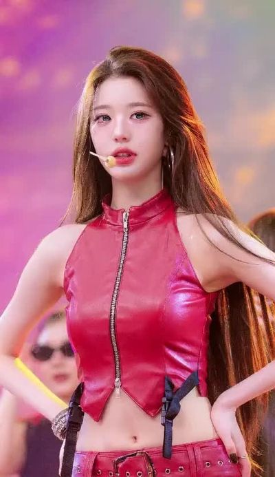 Wonyoung - shows tits