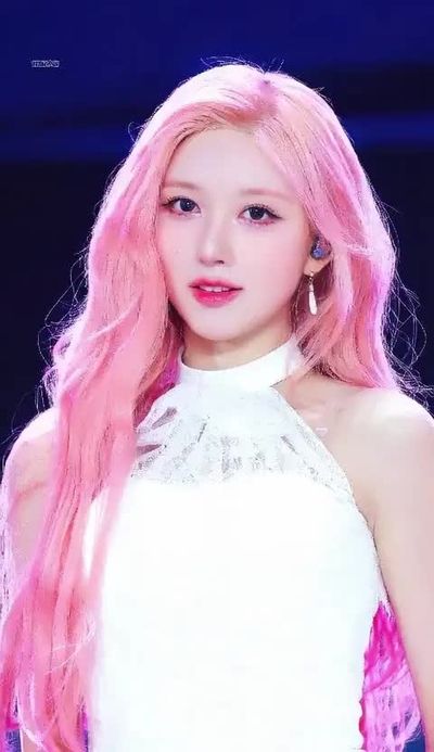Gaeul - shows tits