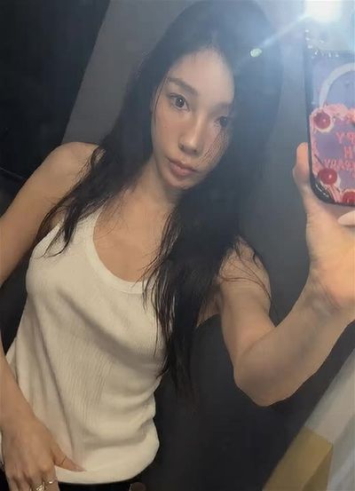 Taeyeon - shows tits
