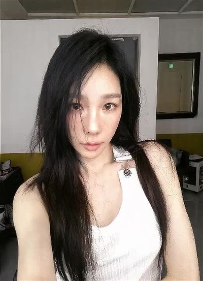 Taeyeon - shows tits