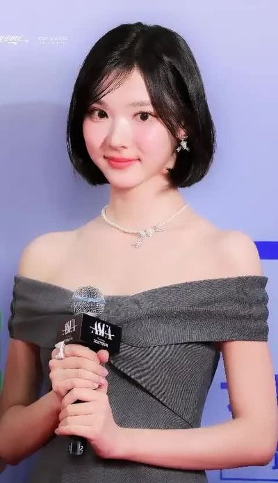 Jiwoo - shows tits