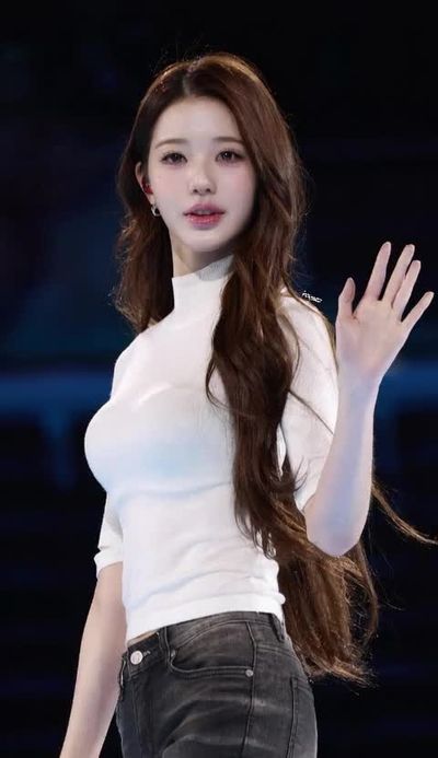 Wonyoung - shows tits