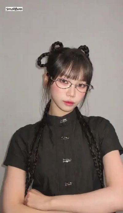 Chaewon - shows tits
