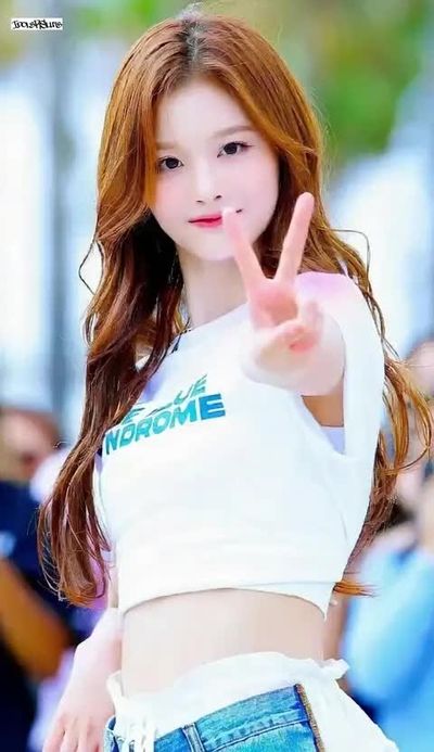 Sullyoon - shows tits