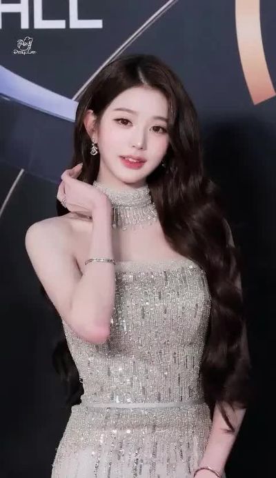 Wonyoung - shows tits