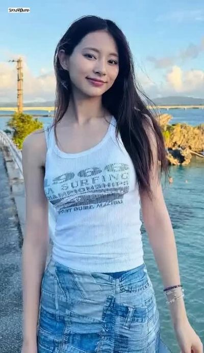 Tzuyu - shows tits