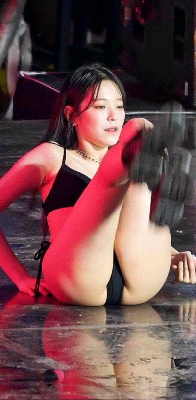 Jiheon - naked on stage
