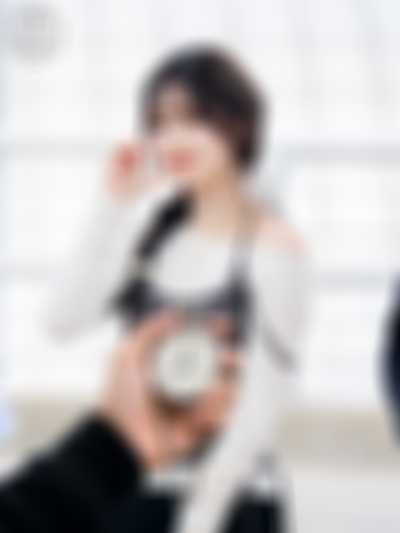 Gaeul - shows tits