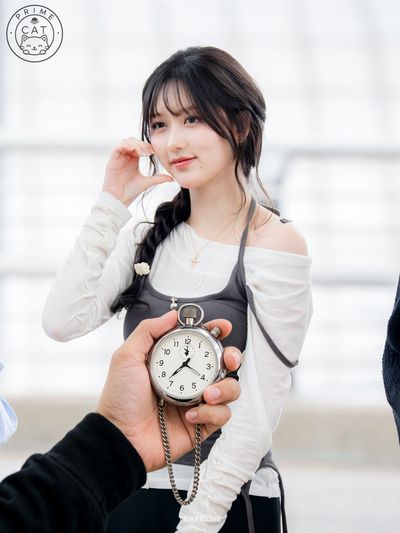 Gaeul - shows tits