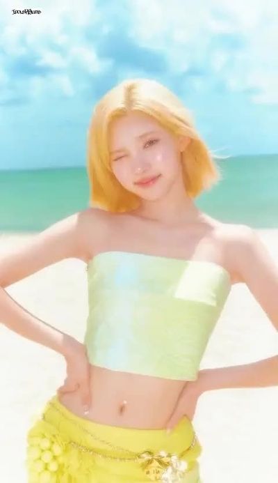 Jiwoo - shows tits