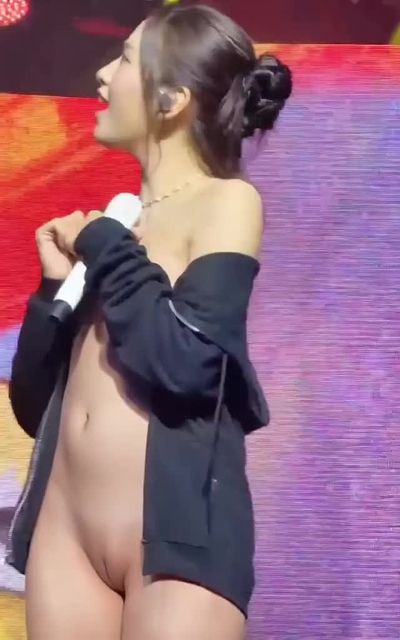 Yujin - naked on stage