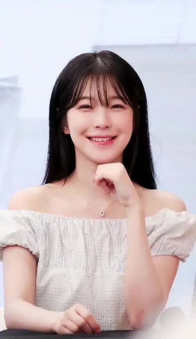 Jiheon - shows tits