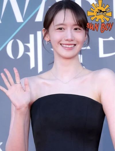 Yoona - shows tits