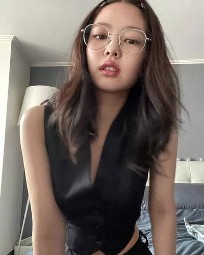 Jennie - shows tits