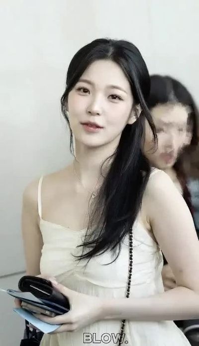 Jiheon - shows tits