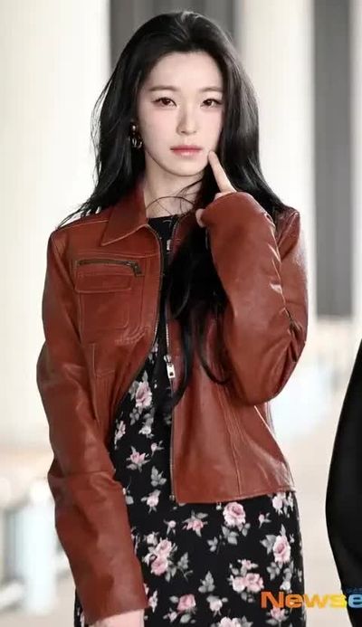 Jiheon - shows tits