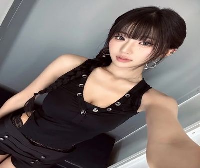 Yel - shows tits