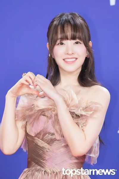 Park Bo-Young - shows tits
