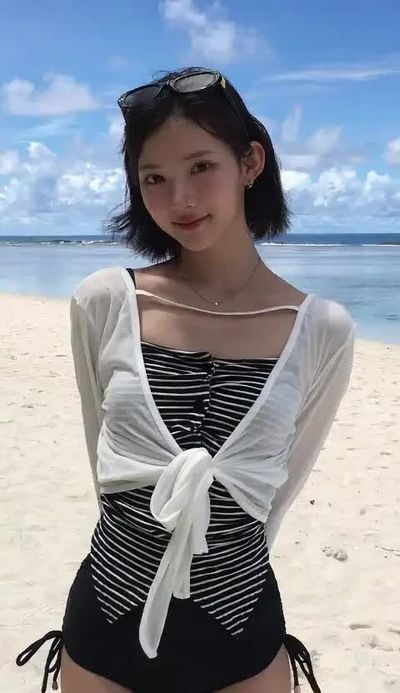 Jiwoo - shows tits